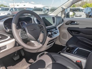 2023 Chrysler Pacifica Hybrid in St-Jérôme, Quebec - 12 - w320h240px