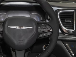 2025 Chrysler Pacifica Hybrid in St-Jérôme, Quebec - 18 - w320h240px