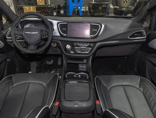 2025 Chrysler Pacifica Hybrid in St-Jérôme, Quebec - 4 - w320h240px
