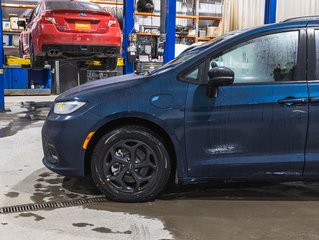 2025 Chrysler Pacifica Hybrid in St-Jérôme, Quebec - 36 - w320h240px