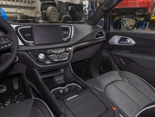 2025 Chrysler Pacifica Hybrid in St-Jérôme, Quebec - 20 - w320h240px