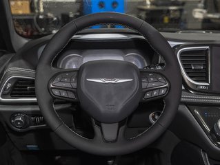 2025 Chrysler Pacifica Hybrid in St-Jérôme, Quebec - 16 - w320h240px