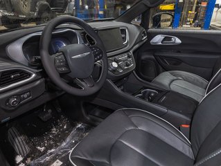 2025 Chrysler Pacifica Hybrid in St-Jérôme, Quebec - 15 - w320h240px