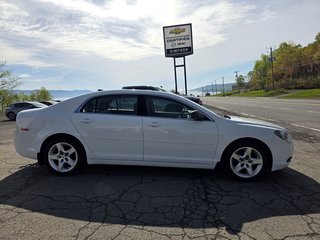 2012 Chevrolet Malibu in Gaspé, Quebec - 6 - w320h240px
