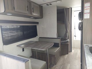 2025 FRONT QUEEN - DOUBLE REAR BUNKS - GALLET KITCHEN 2025 Gulf Stream in Winnipeg, Manitoba - 5 - w320h240px