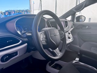 Chrysler Grand Caravan  2023 à St-Jérôme, Québec - 3 - w320h240px