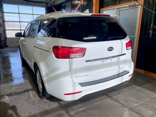 2017 Kia Sedona in St-Jérôme, Quebec - 4 - w320h240px