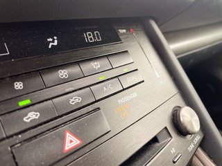 Lexus IS 300  2017 à St-Jérôme, Québec - 17 - w320h240px