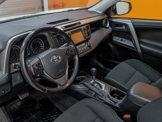 Toyota RAV4 Hybrid  2017 à St-Jérôme, Québec - 2 - w320h240px