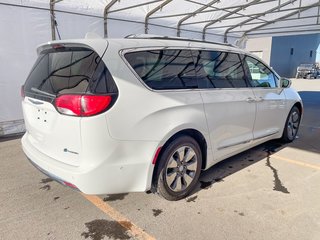 2018 Chrysler Pacifica Hybrid in St-Jérôme, Quebec - 9 - w320h240px