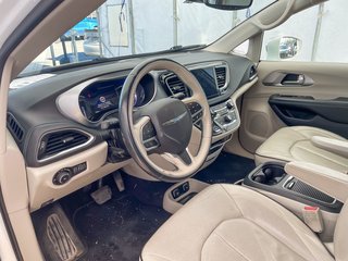 2018 Chrysler Pacifica Hybrid in St-Jérôme, Quebec - 4 - w320h240px