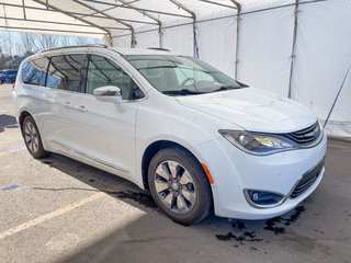 2018 Chrysler Pacifica Hybrid in St-Jérôme, Quebec - 10 - w320h240px