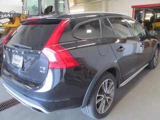 2017 Volvo V60 Cross Country T5 in Dartmouth, Nova Scotia - 4 - w320h240px