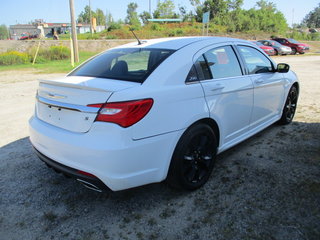 2013 Chrysler 200 S in North Bay, Ontario - 6 - w320h240px