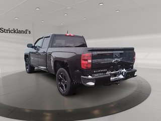 2017  Silverado 1500 Double 4x4 Custom / Standard Box in Stratford, Ontario - 4 - w320h240px