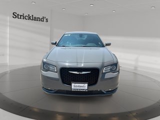 2018 Chrysler 300 S in Stratford, Ontario - 2 - w320h240px