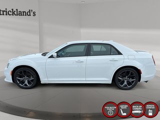 2022 Chrysler 300 Touring L in Stratford, Ontario - 5 - w320h240px