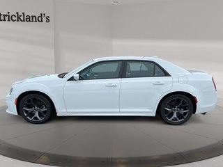 2022 Chrysler 300 Touring L in Stratford, Ontario - 5 - w320h240px
