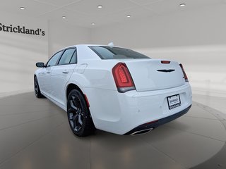 2023 Chrysler 300 Touring L RWD in Stratford, Ontario - 4 - w320h240px