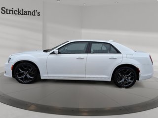 2023 Chrysler 300 Touring L RWD in Stratford, Ontario - 5 - w320h240px