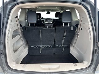 2023 Chrysler Pacifica Touring L FWD in Stratford, Ontario - 6 - w320h240px