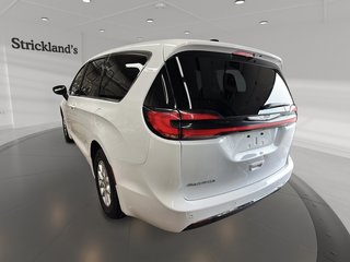 2023 Chrysler Pacifica Touring L FWD in Stratford, Ontario - 4 - w320h240px