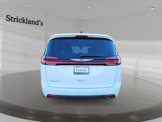 2024 Chrysler Pacifica Touring-L FWD in Stratford, Ontario - 3 - w320h240px