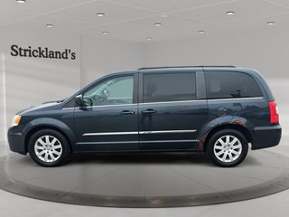 2013 Chrysler Town and Country Touring Wagon in Stratford, Ontario - 5 - w320h240px