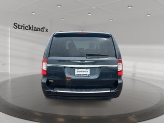 2013 Chrysler Town and Country Touring Wagon in Stratford, Ontario - 3 - w320h240px
