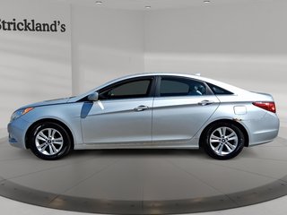 2012 Hyundai Sonata GL at in Stratford, Ontario - 5 - w320h240px