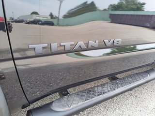 2018  Titan Crew Cab SV Midnight Edition in Stratford, Ontario - 6 - w320h240px