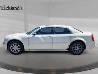 2010 Chrysler 300 Limited Sedan in Brantford, Ontario - 5 - w320h240px