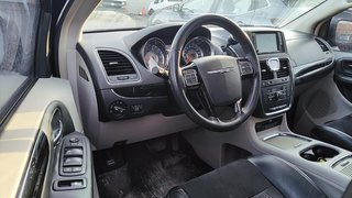 2015  Town & Country Premium in Stratford, Ontario - 4 - w320h240px