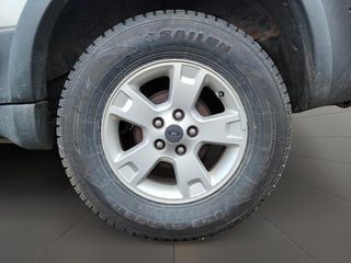 2005 Ford Escape XLT 4Dr 2WD 6CYL in Brantford, Ontario - 6 - w320h240px