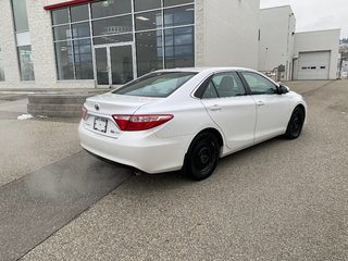 2017 Toyota Camry Hybrid XLE in Kamloops, British Columbia - 3 - w320h240px