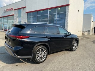 2023 Toyota Highlander Platinum in Kamloops, British Columbia - 4 - w320h240px