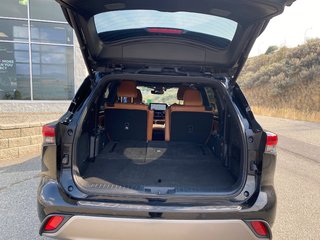 2023 Toyota Highlander Platinum in Kamloops, British Columbia - 6 - w320h240px