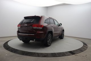 2017 Jeep Grand Cherokee in Jonquière, Quebec - 4 - w320h240px