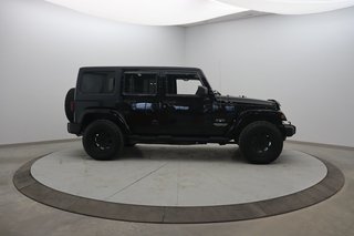 2016 Jeep Wrangler Unlimited Sahara in Jonquière, Quebec - 3 - w320h240px