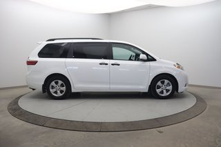 2016 Toyota Sienna in Sept-Îles, Quebec - 3 - w320h240px