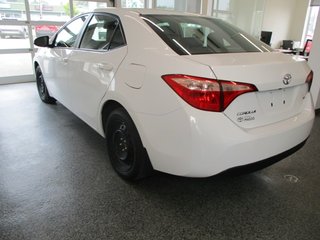 2018 Toyota Corolla LE in Magog, Quebec - 4 - w320h240px