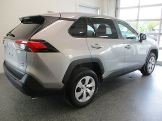Toyota RAV4 LE 2024 à Magog, Québec - 2 - w320h240px