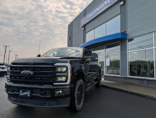 Ford Super Duty F-350 SRW LARIAT  HAUT NIVEAU Ensemble DÉCOR NOIR 2024 à Matane, Québec - 2 - w320h240px