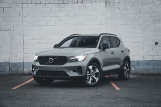 2025 Volvo XC40 B5 AWD Plus Dark Theme 4 Cylinder Engine 2.0L All Wheel Drive