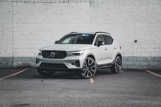 2025 Volvo XC40 B5 AWD Ultra Dark Theme 4 Cylinder Engine 2.0L All Wheel Drive