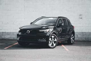 2025 Volvo XC40 B5 AWD Plus Dark Theme 4 Cylinder Engine 2.0L All Wheel Drive