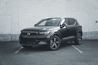 2025 Volvo XC40 B5 AWD Core Bright Theme 4 Cylinder Engine 2.0L All Wheel Drive