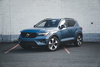 2025 Volvo XC40 B5 AWD Plus Dark Theme 4 Cylinder Engine 2.0L All Wheel Drive