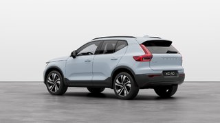 Volvo XC40 PLUS VERSION FONCÉE 4 cyl. en ligne turbo de 2 L à injection directe -comprend : générateur-démarreur intégré Traction intégrale 2025