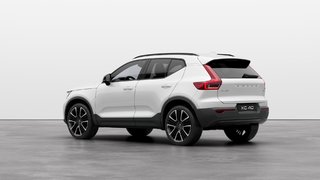 2025 Volvo XC40 ULTRA VERSION FONCÉE 4 cyl. en ligne turbo de 2 L à injection directe -comprend : générateur-démarreur intégré Traction intégrale